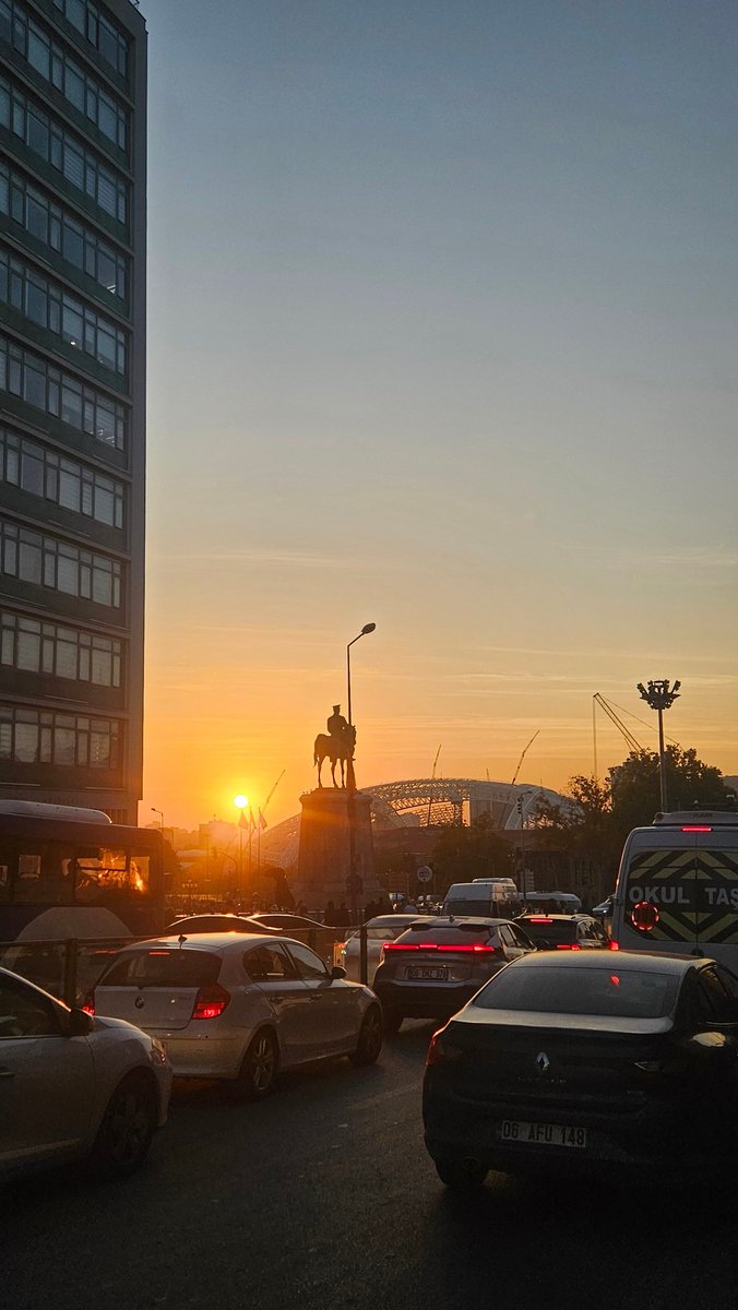 En Ankara fotoğrafı Kızılay'dan değil Ulus'tan çekilir gençler.