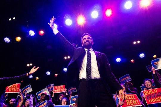 Η νίκη του <a href="/ZohranKMamdani/">Zohran Kwame Mamdani</a>, δεν είναι μια "αναπάντεχη", "απρόβλεπτη" εξέλιξη, όπως επιχειρούν να την παρουσιάσουν οι κατεστημένες δυνάμεις της αδράνειας και του συμβιβασμού.

Είναι άλλη μια μεγάλη επιτυχία ενός νέου κινήματος με προοδευτικά και δημοκρατικά χαρακτηριστικά.

Που