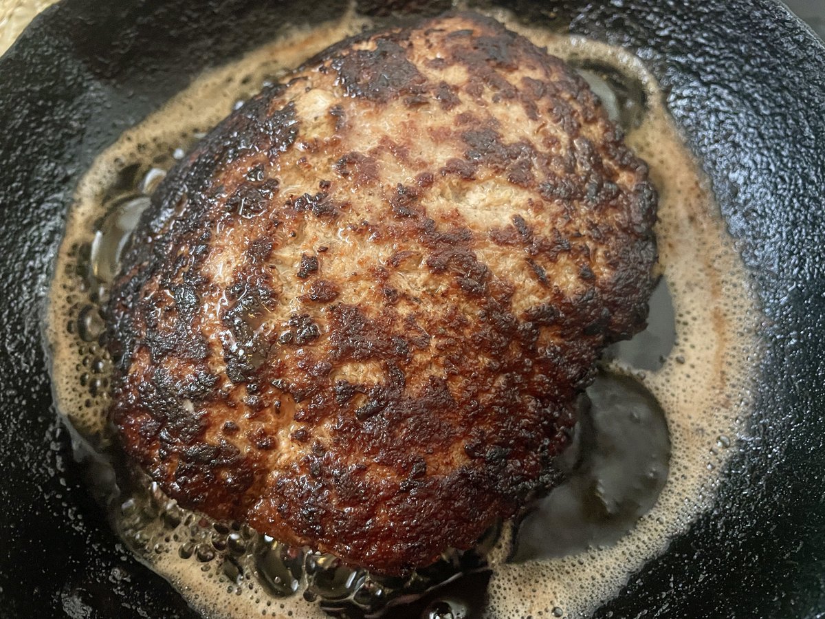 昨日､合い挽き肉を手に入れたので
600gハンバーグ🍖作りました。
ソースは「宮のたれ」
焼き上がりも割れずにふっくらと肉汁を閉じ込める事に成功✨
調味料は
玉ねぎみじん パン粉 卵 日本酒 塩胡椒 ナツメグ マジックソルトBBQ
ฅ^›⩊‹^ฅウマー！