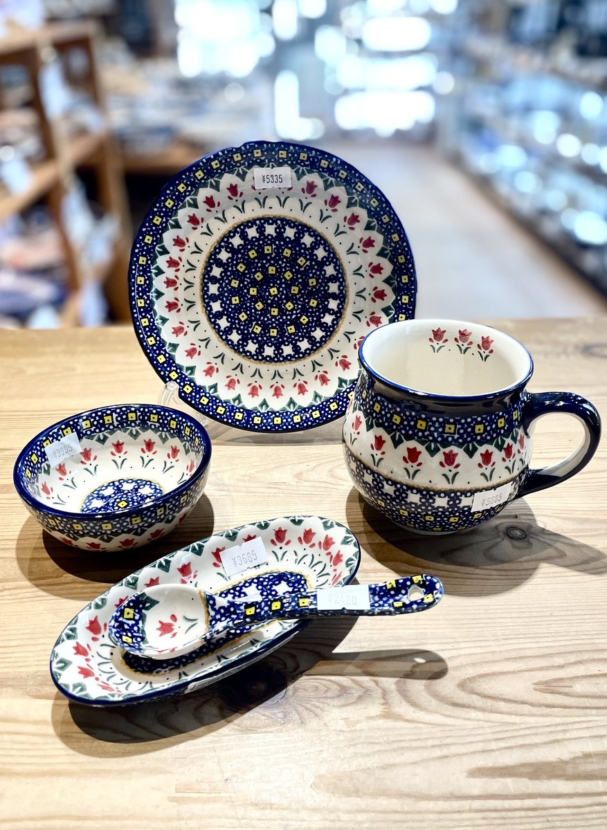 自由が丘直営店。ミレナ社のB3R柄はリズミカルにチューリップ🌷が並ぶ