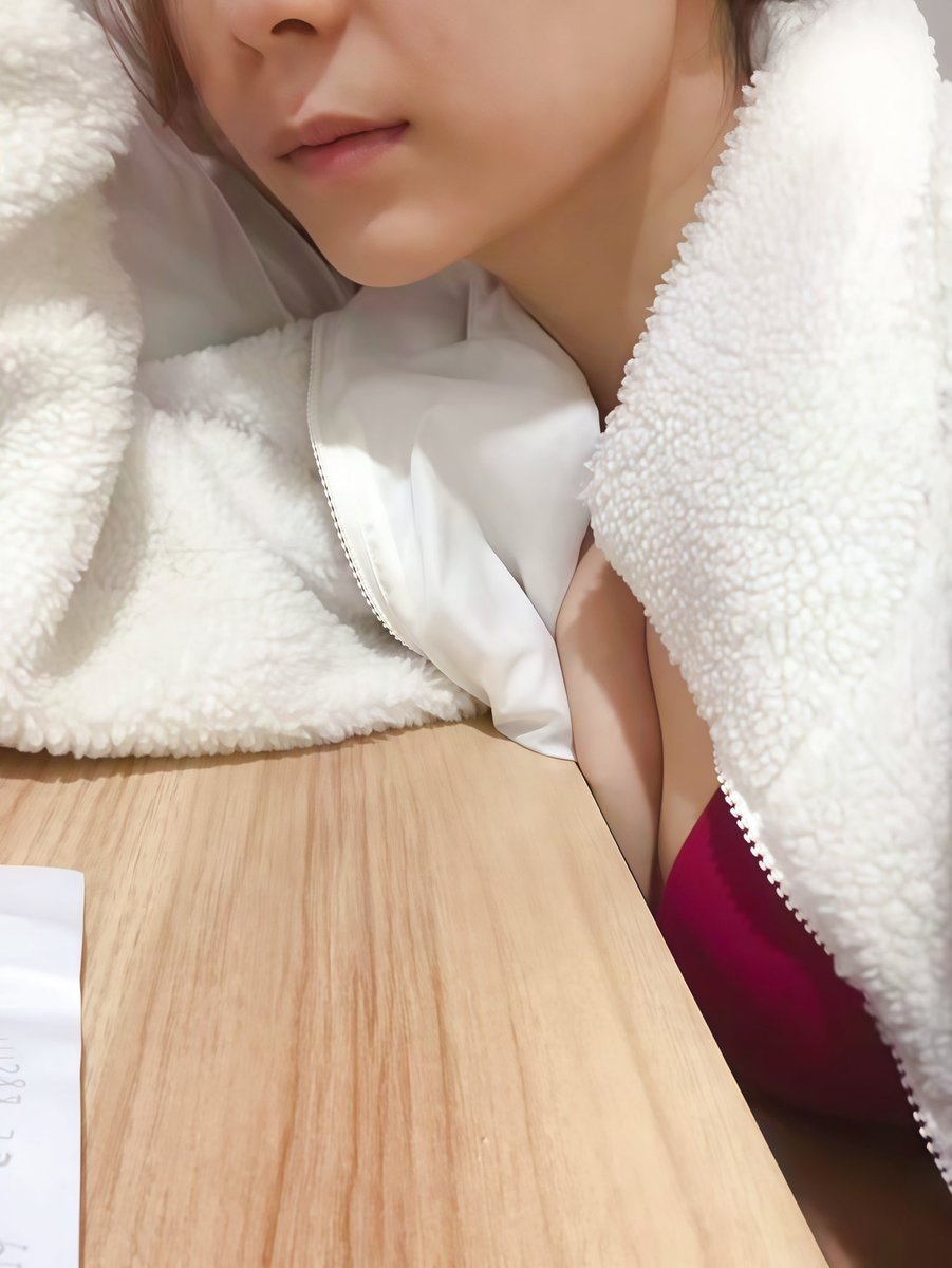 ziran_xxx's tweet photo. 一个人在办公室午休。 https://t.co/ElYlGAzPHp