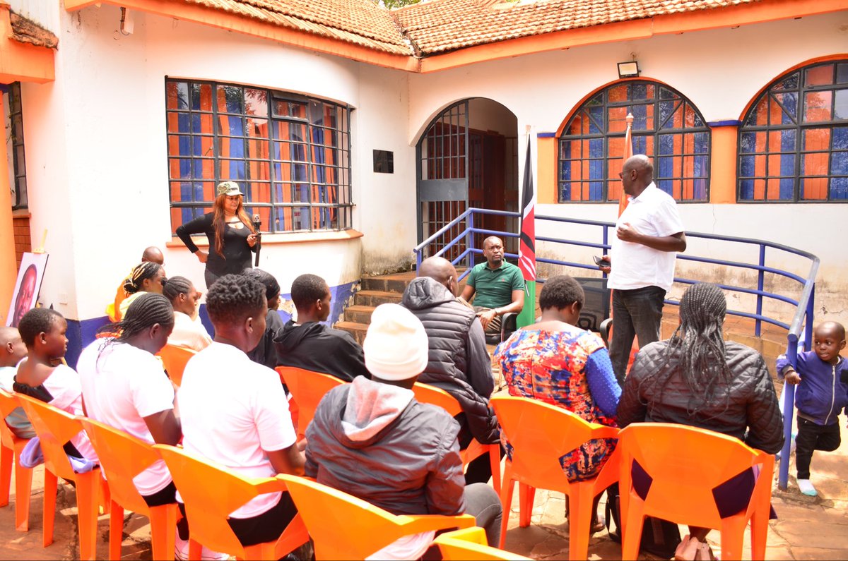 edwinsifuna's tweet image. We invited the families of the late Vincent Otieno Ogutu,Evan Onyango Kiche, Josfae Jida Burka and Josephine Akeng'o to Chungwa house today. They were among those killed in the course of mourning Baba at Kasarani and Nyayo Stadium. We extended our condolences and support on…