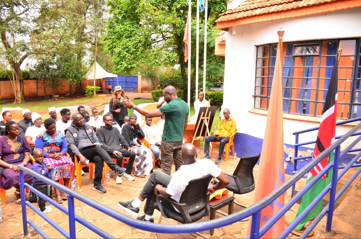 edwinsifuna's tweet image. We invited the families of the late Vincent Otieno Ogutu,Evan Onyango Kiche, Josfae Jida Burka and Josephine Akeng'o to Chungwa house today. They were among those killed in the course of mourning Baba at Kasarani and Nyayo Stadium. We extended our condolences and support on…