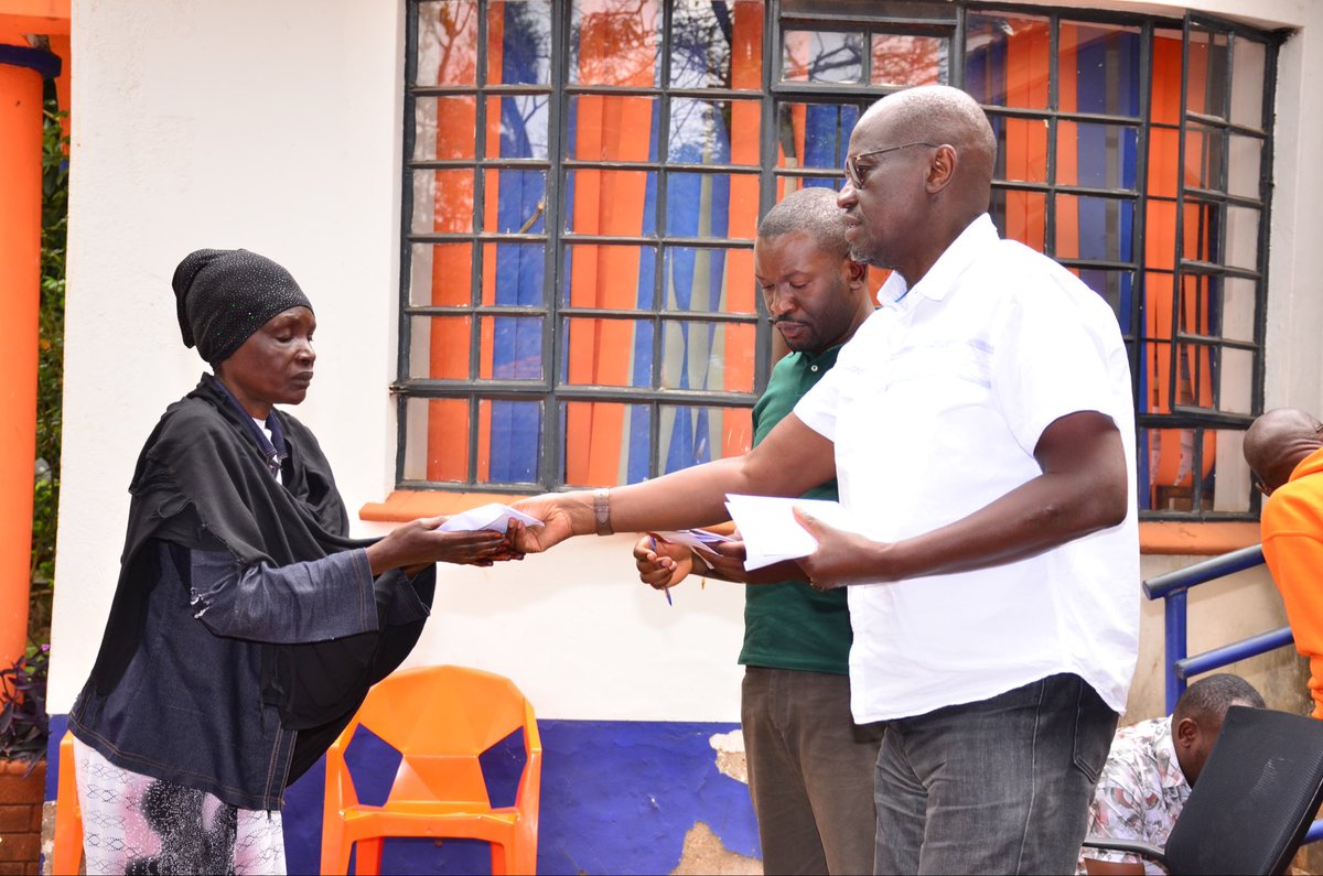 edwinsifuna's tweet image. We invited the families of the late Vincent Otieno Ogutu,Evan Onyango Kiche, Josfae Jida Burka and Josephine Akeng'o to Chungwa house today. They were among those killed in the course of mourning Baba at Kasarani and Nyayo Stadium. We extended our condolences and support on…