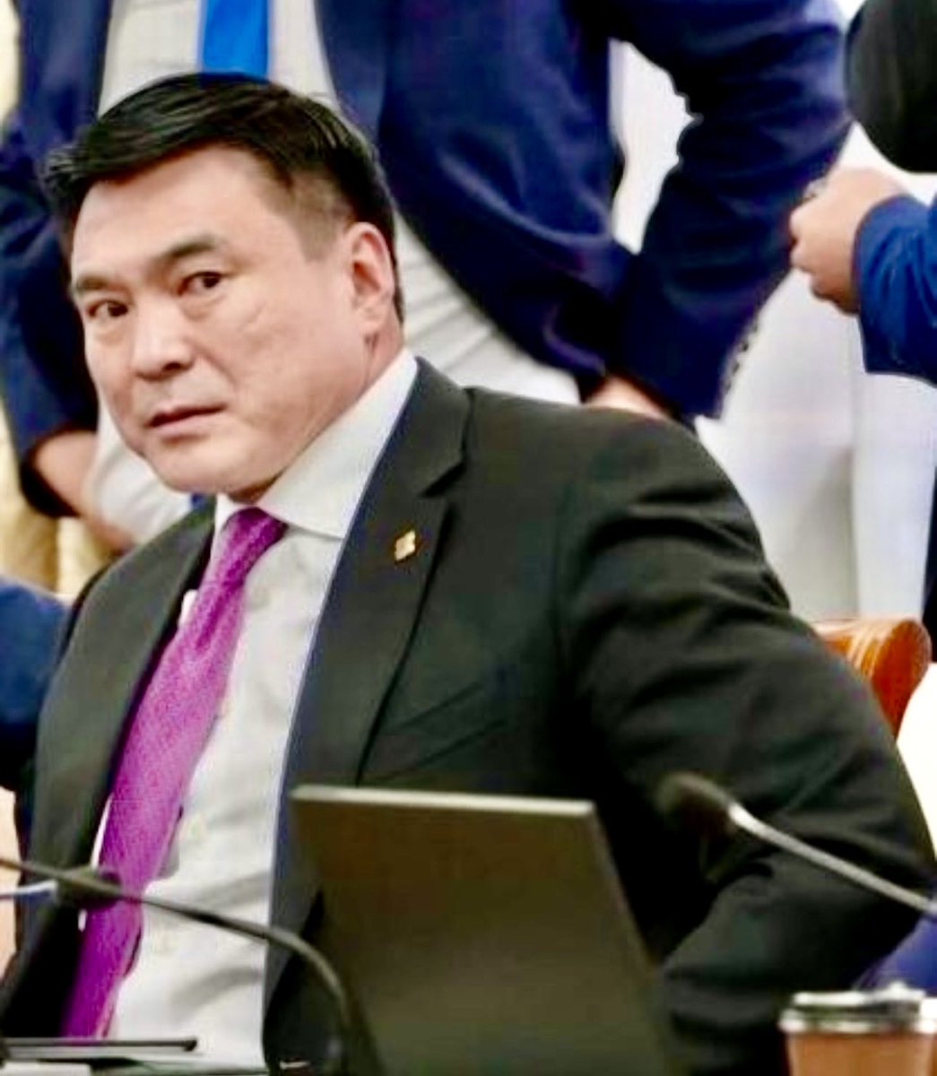 Энэ сэжгийн ллр яг өнөөдөр өргөдлөө өгөөх зайлах ёстой! Өөрийнхөө ажиллаж бгаа кабинетээ унгана, дээр нь дотор нь хор гүйлгэж суудаг ллртай хэн итгэж, баг болж ажиилахавд