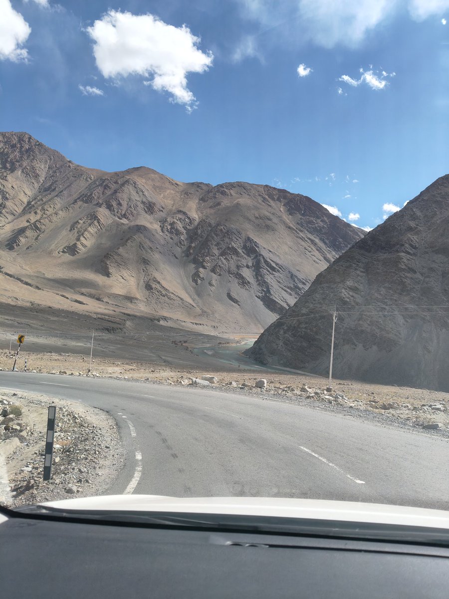 Nihalgoyal3's tweet image. every mountain here is an artwork by god.