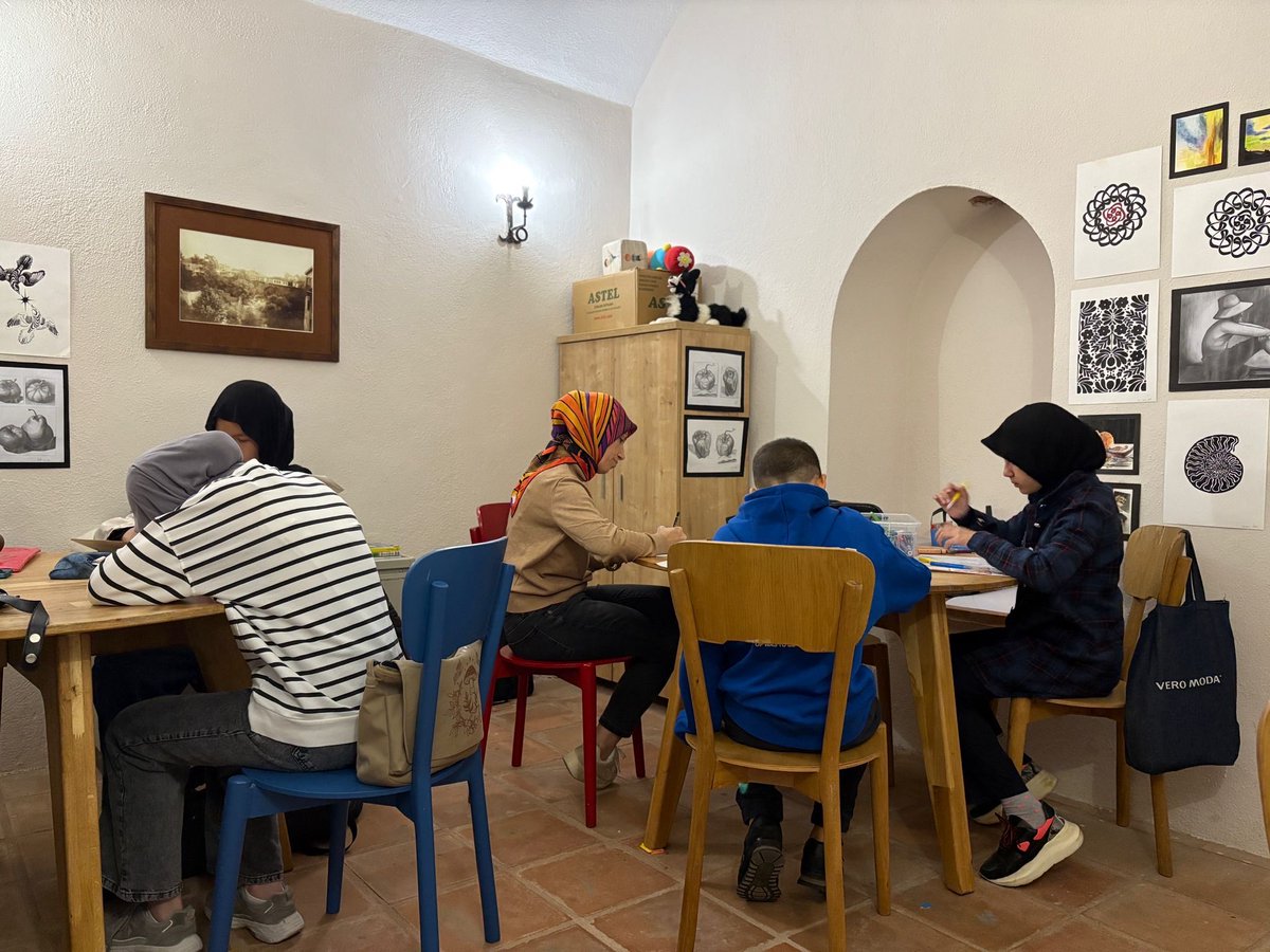 Hünerhane| Resim Atölyesi
Gençlerimiz hayal dünyalarını tuvale yansıtıyor, her fırça darbesiyle kendi hikâyelerini çiziyor. 🖌️