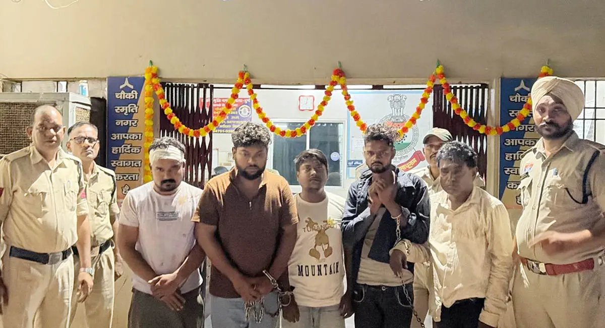 PeoplesUpdate's tweet image. दुर्ग में ट्रांसपोर्टर ने महिला के साथ की अश्लील हरकत, पुलिस पर किया हमला, 3 पुलिसकर्मी घायल

peoplesupdate.com/durg-transport… 

#WomanHarassment #Crime #DurgPolice #TransportOwnerArrested @PoliceDurg #PeoplesUpdate