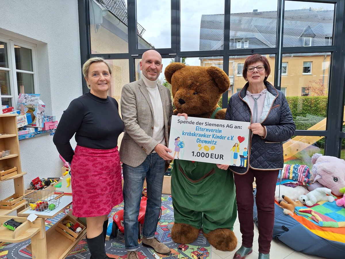 Wir freuen uns, den #Elternverein krebskranker Kinder e.V. #Chemnitz mit 1.000 Euro zu unterstützen. 😊 
Seit fünfunddreißig Jahren ist der Verein mit rund 150 Ehrenamtlichen für Familien mit krebskranken Kindern da. Das ist unbezahlbar.