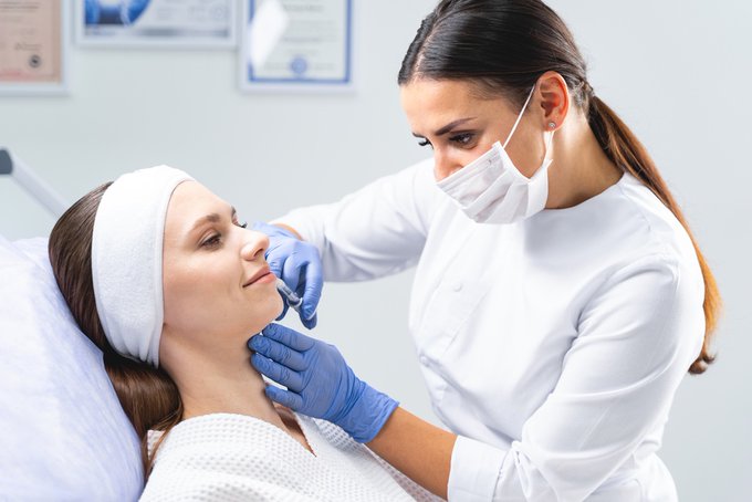 بين التجميل والتشويه... الدكتورة لمى قسطنين تكشف ل"هي" أسرار الحقن التجميلية الآمنة. شاهدي 