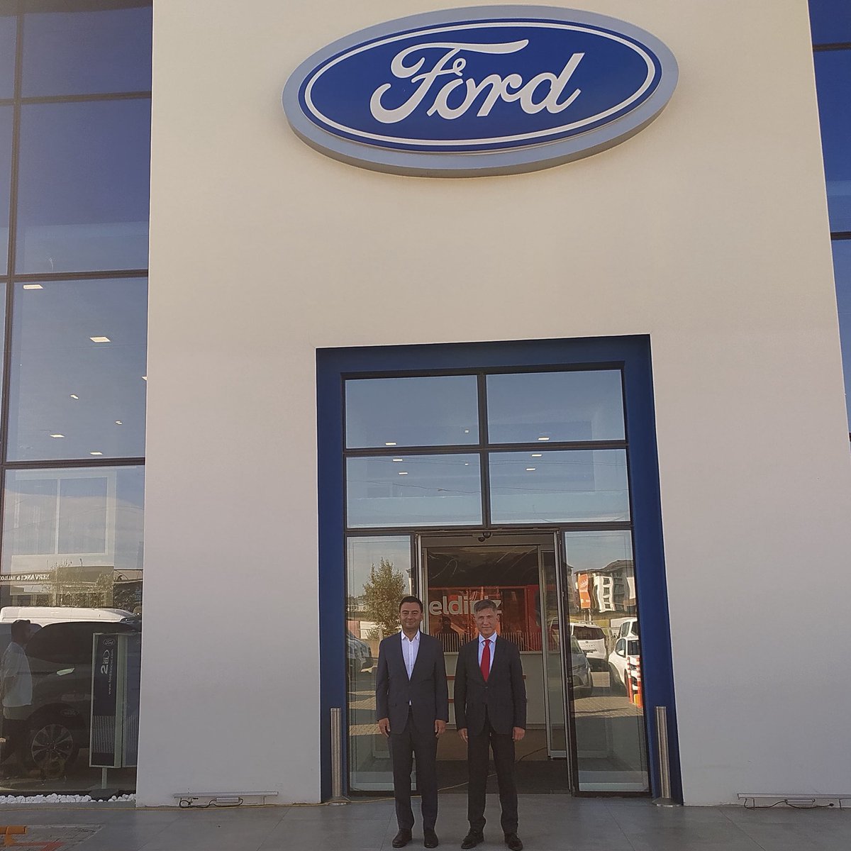 Kaymakamımız Niyazi ERTEN, Çorlu Ticaret ve Sanayi Odası Başkanı İzzet Volkan’ın Çorlu Ford Bayisi’ni ziyarette bulundu.