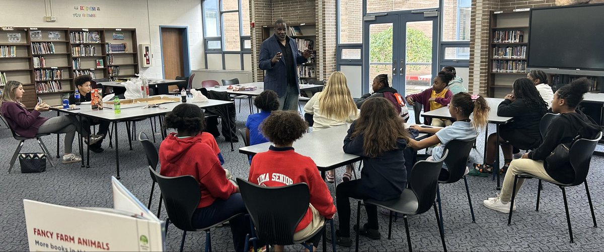MariaDSells's tweet image. Lima North Middle School students mentored by @shawnharper075. This week’s message- 3 kinds of people in the world- Quitters, Campers, Climbers. Stay persistent and work hard for your dreams. Be a climber and surround yourself with climbers. @LimaCitySchools