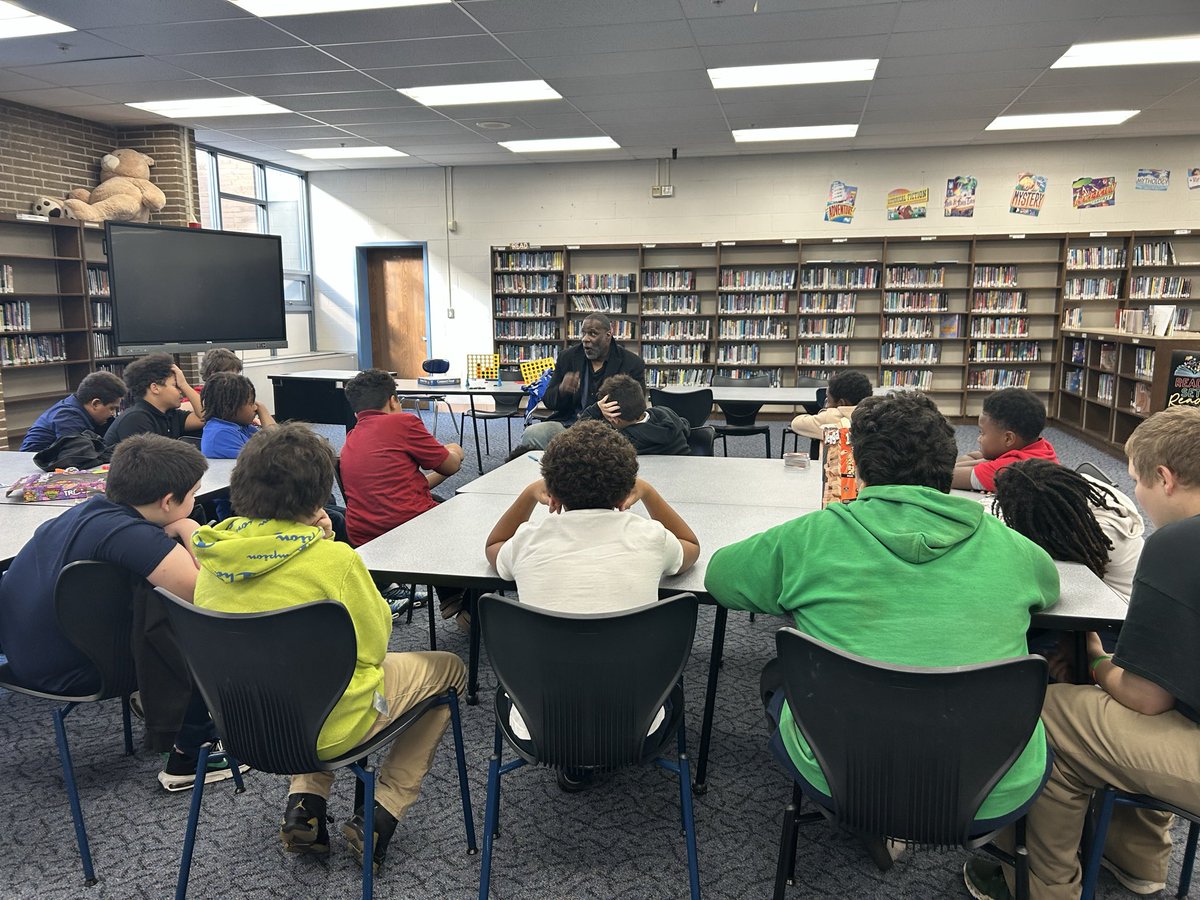 MariaDSells's tweet image. Lima North Middle School students mentored by @shawnharper075. This week’s message- 3 kinds of people in the world- Quitters, Campers, Climbers. Stay persistent and work hard for your dreams. Be a climber and surround yourself with climbers. @LimaCitySchools