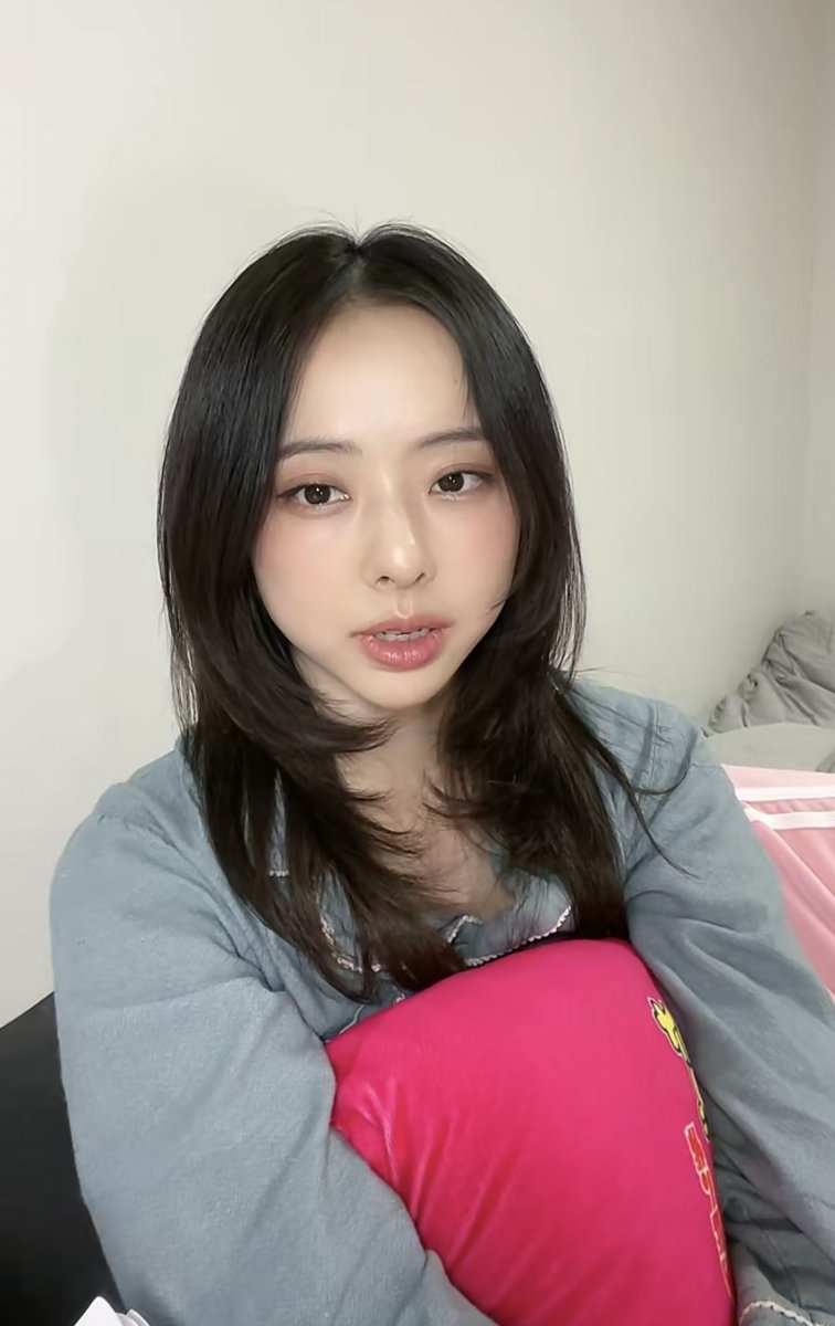 251024 — TikTok LIVE 🎥
#VIVI #비비 #黃珈熙

Vivi is live on TikTok!