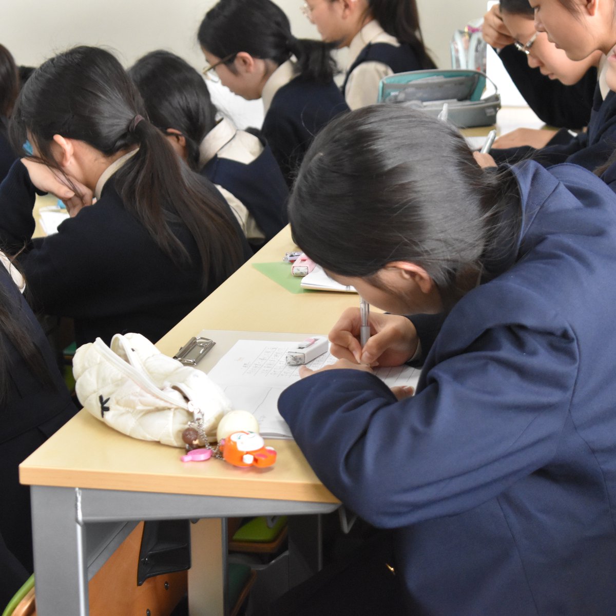 seisen_jsh's tweet image. 📝中1秋のLOP🍁
中1のライフオリエンテーションプログラムが行われました！
映画やドキュメンタリー番組を観たり、詩や本の一節を読んだり、クラス対抗のゲームをしたり👀
自分の心の奥底にある気持ちを見つめ、人間関係や将来の生き方までじっくりと考える機会を持ちました😊

#清泉女学院 #中学受験