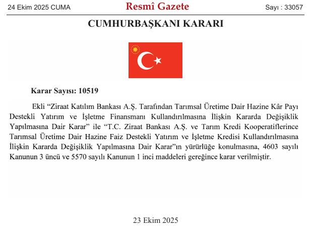 erginkahveci06's tweet photo. SÜBVANSİYONLU ÇİFTÇİ KREDİLERİ

🧑‍🌾🏦💸Bugün açıklanan kararname ile çiftçilere kullandırılan sübvansiyonlu kredilere uygulanan faiz indirim oranlarında ve kullandırılacak kredi üst limitlerinde değişiklikler yapıldı.

✅Değişiklere bakmadan önce 2024-2025 arasında ilgili banka ve kuruluşlarca kullandırılan çiftçi kredilerinin durumuna bakalım.

🏦2024/8-2025/8 Aylarına ait BDDK verileri ile Tarım Kredi Kooperatiflerince kullandırılan sübvansiyonlu kredilere ait veriler şöyle:
💸2024/8 Toplam Kredi Tutarı: ~855,3 milyar TL (GNK'lar dahil) 
💸2025/8 Toplam Kredi Tutarı: ~1,248 trilyon TL (GNK'lar dahil)
Artış oranı %45,9

✅2024/2025/8 Enflasyon oranı %32,95
2024/2025/8 Tarımsal Girdi Enflasyon Oranı %34,09

2024/2025/1 Enflasyon oranı %42,12
2024/2025/1 Tarımsal Girdi Enflasyon Oranı %30,49

2023 yılında yayınlanan kararnamenin (8039 karar sayılı) 3. maddesinde kararname geçerlilik süresi 1.1.2024/31.12.2026 arasında 3 yıl olarak belirlenmiştir.

Aynı şekilde, 8039 sayılı kararnamenin 11. maddesi "...kredi üst limitleri her yılın ilk gününden itibaren bir yıllık TARIMSAL GİRDİLER ENFLASYONU (T-GFE)'ye göre  önceki rakamlardan aynı oranlarda artış yapılarak revize edilir" denmektedir.

✅💸Şimdi de TC Ziraat Bankasına, 2024 yılında hazine tarafından ödenen faiz indirimi zararı tutarına bakalım:
87 milyar 623 milyon TL.

2025 Bütçesinden ayrılan miktar 160 milyar TL.
2025/8. ay itibariyle ödenen görev zararı 63,846 milyar TL.

2026 Bütçe taslağındaki öngörülen hazine ödemesi 220 milyar TL.

💸🧑‍🌾2024-2025 Yılı için somut bütçe ödeneği %82,6 artırılmış iken, 2025-2026 için planlanan artış ise %37,5 olarak belirlenmiştir.

🧑‍🌾Ara sonuçlar:
☑️30 Aralık 2023 tarih ve 8039 sayılı kararname hükümleri daha ilk yılından, 2. yılına kalmadan, 3 yıllık hedef planlama kadük kalmıştır.
☑️Aynı şekilde, Tarımsal Girdiler Fiyat Endeksine göre artırılması gereken üst limitler bırakın %30,49 artırmayı bazı kalemlerde azaltılmıştır.👇
✅Bu iki ciddi politika ve hedeflenen plan sapmasının sebebi ise 2026 Bütçe taslağ�� üzerinden okunabilir.
Çünkü, hazine tarafından katlanılacak olan faiz indirimi zararları için yapılacak ödeme taslağı, bir önceki artış oranının yarısının bile altında kalmıştır.
Bu durum ya kredi limitlerinin kısılması ya da katlanılan kredi maliyetinin (sübvansiyon-faiz indirimi zararı) azaltılması ile mümkün olacaktı.
Burada görünen ise işin şansa bırakılmadığı, her iki kısıtlamanın birlikte yapılması şeklinde gerçekleşmiştir.

Kaldı ki; Yaklaşık 21 yıldır uygulanan sübvansiyonlu kredilerinin hem faiz hem de limit indirimlerinin birlikte yüksek indirimlere maruz kaldığı bir dönem olmadığı, yapılan (kısmi) indirim-artırım uygulama pratiklerinin daha ziyade tarım politikalarına yönelik olduğu bilinmektedir.

Her iki kararname arasındaki farklar ekte özet tablolar halinde verilmektedir.

Bize göre; Tarım Bakanlığının böylesine köklü bir politika değişikliğine gitmesi beklenen bir uygulama olmamakla beraber, buna dair herhangi bir önbilgi, danışma, açıklama, kamusal bilginin varlığına da rastlanmamıştır.

🧑‍🌾✅Analiz/Değerlendirme:

Tarımsal finansman konusunda çiftçilerin ciddi sıkıntılar çektiği bilinen bir gerçektir.
Ürün MALİYET-FİYAT ve işletme karı (çiftçi karı) odaklı olmayan piyasanın tüm dağınıklığına, tüm dengesizliğine, tüm düzensizliğine, tüm ekonomik denetimsizliğine (kısacası kamusal regülasyon gücü ve hakemlik rolüne) rağmen kredi, borç gibi dış finansal kaynaklarla üretimi sürdürme inadı güden, toprağa bağlılık, geleneksel güven unsurları ve başka yapacak işlerinin olmaması nedeniyle sürdürülen tarımsal faaliyetlerin bu şekilde nefes almasına yapılan müdahalelerin yerinde olmayacağını düşünüyoruz. 
Ayrıca bu düşüncenin yanlışlığı yukarıdaki analitik verilere göre zaten açıkça görülmektedir. 
Kredi miktarları %45,9 artarken kullanılan kredi üst limitlerinin aynı kalması demek, bir sonraki yıl çiftçileri aynı miktar paralar ile kredileri takla dahi attıramayacak, kazançlarından ilave ödeme yapmak zorunda kalacağı bir finansal krize sokacağı aşikardır.

Hele hele en kısa vadelisi 27-36 aylık bir süreç planlaması gerektiren tarımsal planlamaların ve hedeflerin gün aşırı, yıllık, dönemlik değişikliklere uğraması, hele hele bunun finansman gibi hassas ve özel bir başlık üzerinden yapılması tarımsal politikalara kamusal güven unsurunu ciddi anlamada zedeleyecek; çiftçilerin ise kendilerini sahipsiz hissetmesine yol açacaktır.

Sonuç: Bu uygulamanın bir kez daha değerlendirilmesi ve 2023 tarihli kararnameye sadık kalınarak (3. ve 11. maddeleri gereği) çiftçilerimizin güven ve üretim motivasyon duygularının korunmasını talep ediyoruz.