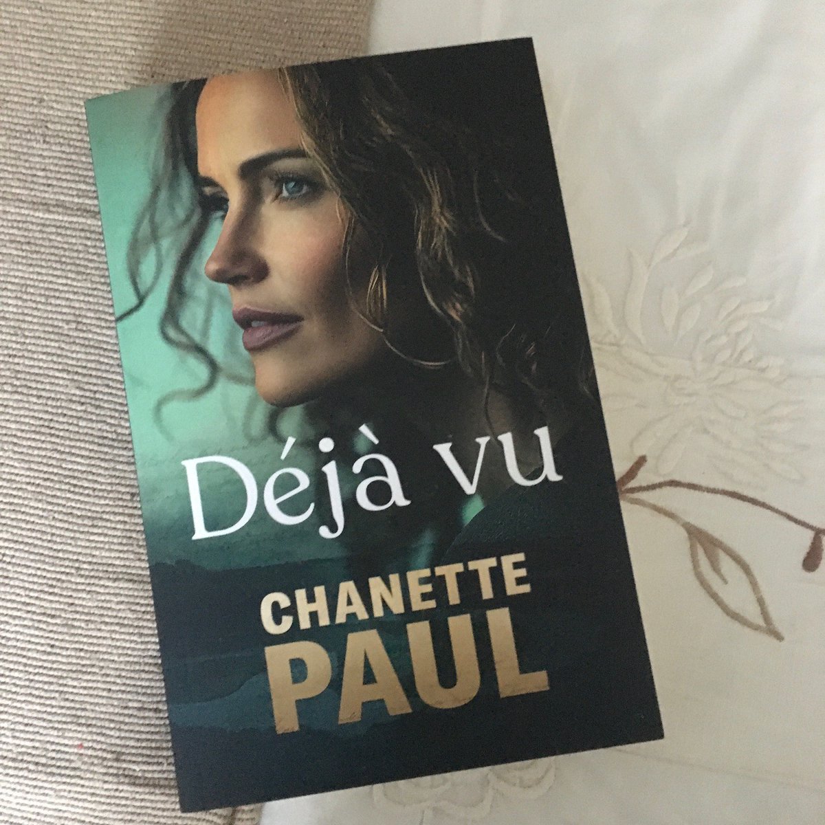 Déjà vu staan wydsbeen oor ’n paar genres en sal ’n wye spektrum van lesersmake kan bevredig. <a href="/LAPAUitgewers/">LAPA Uitgewers</a> #chanettepaul