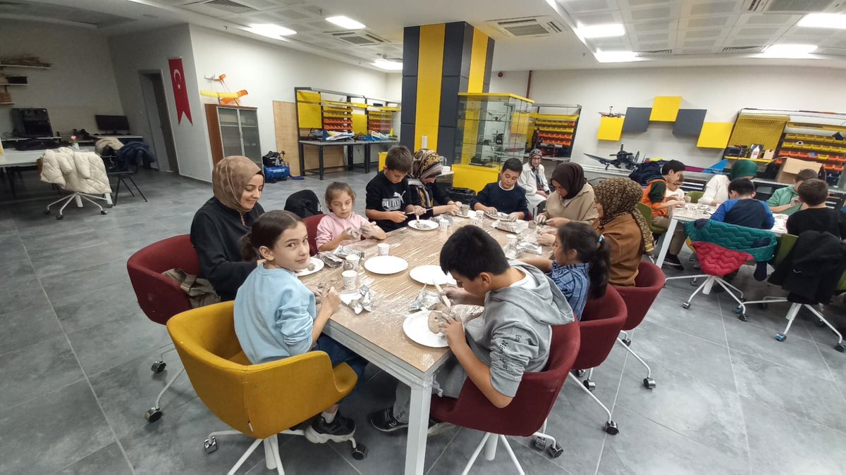 📍 Erzincan On Üç Şubat Gençlik Merkezi 

💫 Seramik workshop anne çocuk etkinliğimizden kareler.📷

#GSBGM
#SeramikEğitimi
#GüzelSanatlarAtölyesi