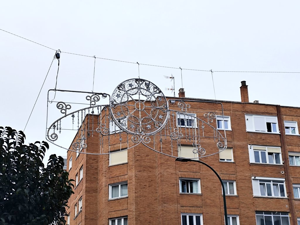 NavidadVA's tweet photo. Comienza la instalación de los arcos navideños en las calles de la ciudad. 

Podemos ver el Paseo de San Vicente que repite iluminación https://t.co/MroDTh71Dm