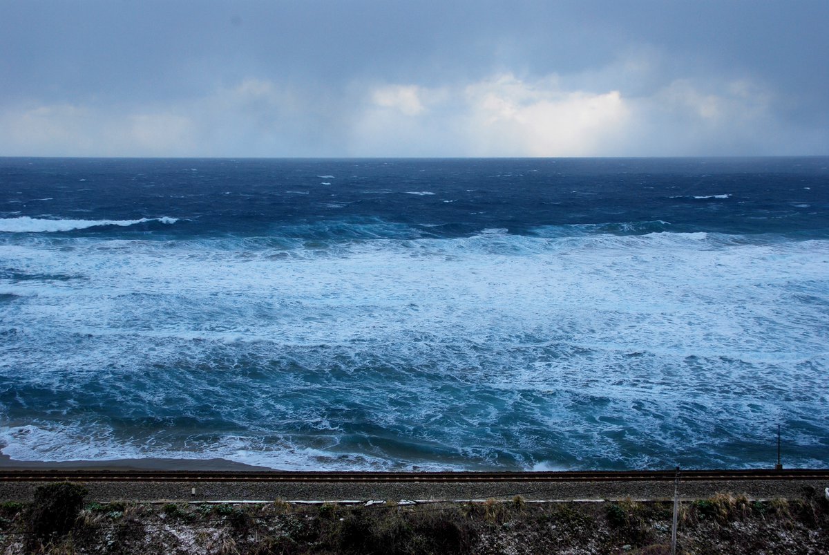 「凍てつく日本海」　〜益田市辺りにて〜
山陰本線の電車を撮ろうと待ち構えていたが、なかなか電車が来ない。寒いので諦める。ふと海を見たら波がとっても寒そうな波だった。