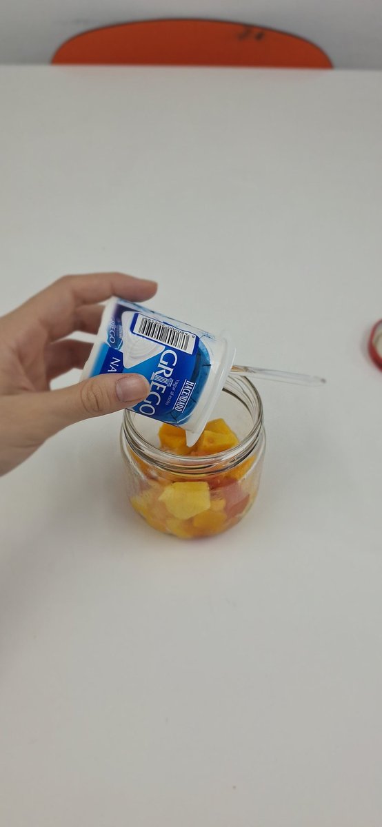 PatrixACNH's tweet image. Tip de desayuno para el trabajo. 

1: guardas los botes peqños d encurtidos de Mercadooona 🎶

2: le añades la frutilla congelada de las varias opciones que tiene Mercadooona 🎶

3: de que llegues y te lo comas ya se ha descongelado, le añades un griego natural y te lo comes