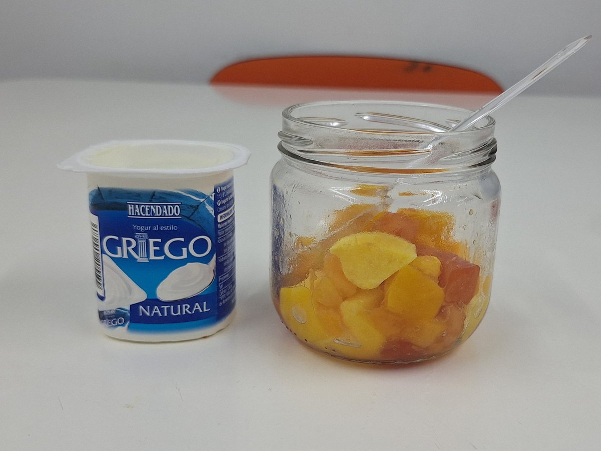 PatrixACNH's tweet image. Tip de desayuno para el trabajo. 

1: guardas los botes peqños d encurtidos de Mercadooona 🎶

2: le añades la frutilla congelada de las varias opciones que tiene Mercadooona 🎶

3: de que llegues y te lo comas ya se ha descongelado, le añades un griego natural y te lo comes