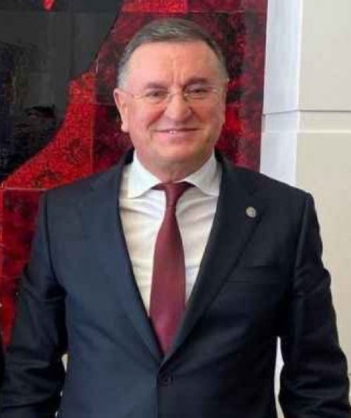 Lütfü Savaş. Bu ismi asla unutmayın. Deprem zamanı Hatay yerle bir olduğunda belediye başkanıydı. Bir çok insan “yakınlarım enkaz altındayken, Lütfü Savaş kendi yakınları için belediye araçlarını seferber etti” dedi. Twitter’da videoları duruyor. Deprem müteahhitlerini canlı