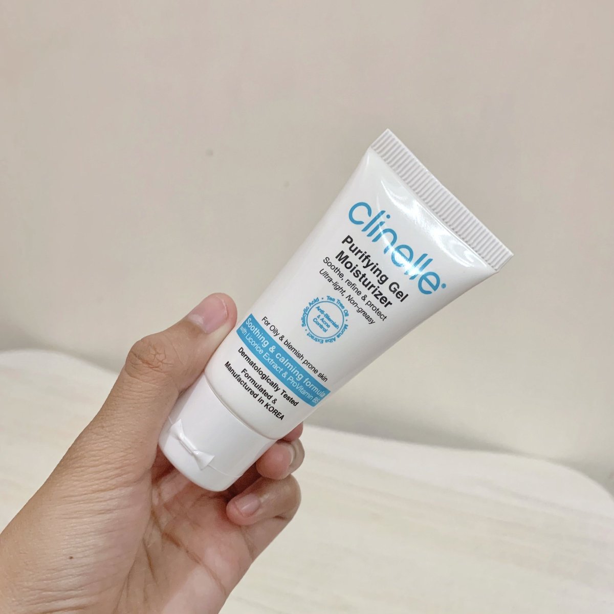 menemukan hidden gem super bikin shick shack shock, baru tau ada moisturizer seringan ini buat hempas jerawat,

buat oily skin kaya aku, pasti bakal suka sama Clinelle — Purifying Gel Moisturizer, beneran se ringan itu

meresap kekulit — dalam hitungan detik!

#ClinelleIndonesia