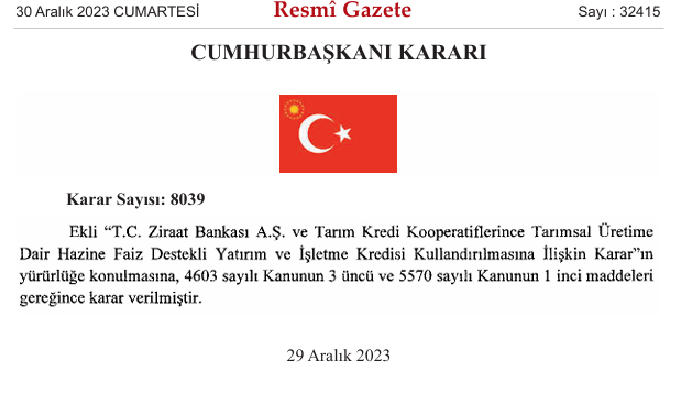 erginkahveci06's tweet photo. SÜBVANSİYONLU ÇİFTÇİ KREDİLERİ

🧑‍🌾🏦💸Bugün açıklanan kararname ile çiftçilere kullandırılan sübvansiyonlu kredilere uygulanan faiz indirim oranlarında ve kullandırılacak kredi üst limitlerinde değişiklikler yapıldı.

✅Değişiklere bakmadan önce 2024-2025 arasında ilgili banka ve kuruluşlarca kullandırılan çiftçi kredilerinin durumuna bakalım.

🏦2024/8-2025/8 Aylarına ait BDDK verileri ile Tarım Kredi Kooperatiflerince kullandırılan sübvansiyonlu kredilere ait veriler şöyle:
💸2024/8 Toplam Kredi Tutarı: ~855,3 milyar TL (GNK'lar dahil) 
💸2025/8 Toplam Kredi Tutarı: ~1,248 trilyon TL (GNK'lar dahil)
Artış oranı %45,9

✅2024/2025/8 Enflasyon oranı %32,95
2024/2025/8 Tarımsal Girdi Enflasyon Oranı %34,09

2024/2025/1 Enflasyon oranı %42,12
2024/2025/1 Tarımsal Girdi Enflasyon Oranı %30,49

2023 yılında yayınlanan kararnamenin (8039 karar sayılı) 3. maddesinde kararname geçerlilik süresi 1.1.2024/31.12.2026 arasında 3 yıl olarak belirlenmiştir.

Aynı şekilde, 8039 sayılı kararnamenin 11. maddesi "...kredi üst limitleri her yılın ilk gününden itibaren bir yıllık TARIMSAL GİRDİLER ENFLASYONU (T-GFE)'ye göre  önceki rakamlardan aynı oranlarda artış yapılarak revize edilir" denmektedir.

✅💸Şimdi de TC Ziraat Bankasına, 2024 yılında hazine tarafından ödenen faiz indirimi zararı tutarına bakalım:
87 milyar 623 milyon TL.

2025 Bütçesinden ayrılan miktar 160 milyar TL.
2025/8. ay itibariyle ödenen görev zararı 63,846 milyar TL.

2026 Bütçe taslağındaki öngörülen hazine ödemesi 220 milyar TL.

💸🧑‍🌾2024-2025 Yılı için somut bütçe ödeneği %82,6 artırılmış iken, 2025-2026 için planlanan artış ise %37,5 olarak belirlenmiştir.

🧑‍🌾Ara sonuçlar:
☑️30 Aralık 2023 tarih ve 8039 sayılı kararname hükümleri daha ilk yılından, 2. yılına kalmadan, 3 yıllık hedef planlama kadük kalmıştır.
☑️Aynı şekilde, Tarımsal Girdiler Fiyat Endeksine göre artırılması gereken üst limitler bırakın %30,49 artırmayı bazı kalemlerde azaltılmıştır.👇
✅Bu iki ciddi politika ve hedeflenen plan sapmasının sebebi ise 2026 Bütçe taslağ�� üzerinden okunabilir.
Çünkü, hazine tarafından katlanılacak olan faiz indirimi zararları için yapılacak ödeme taslağı, bir önceki artış oranının yarısının bile altında kalmıştır.
Bu durum ya kredi limitlerinin kısılması ya da katlanılan kredi maliyetinin (sübvansiyon-faiz indirimi zararı) azaltılması ile mümkün olacaktı.
Burada görünen ise işin şansa bırakılmadığı, her iki kısıtlamanın birlikte yapılması şeklinde gerçekleşmiştir.

Kaldı ki; Yaklaşık 21 yıldır uygulanan sübvansiyonlu kredilerinin hem faiz hem de limit indirimlerinin birlikte yüksek indirimlere maruz kaldığı bir dönem olmadığı, yapılan (kısmi) indirim-artırım uygulama pratiklerinin daha ziyade tarım politikalarına yönelik olduğu bilinmektedir.

Her iki kararname arasındaki farklar ekte özet tablolar halinde verilmektedir.

Bize göre; Tarım Bakanlığının böylesine köklü bir politika değişikliğine gitmesi beklenen bir uygulama olmamakla beraber, buna dair herhangi bir önbilgi, danışma, açıklama, kamusal bilginin varlığına da rastlanmamıştır.

🧑‍🌾✅Analiz/Değerlendirme:

Tarımsal finansman konusunda çiftçilerin ciddi sıkıntılar çektiği bilinen bir gerçektir.
Ürün MALİYET-FİYAT ve işletme karı (çiftçi karı) odaklı olmayan piyasanın tüm dağınıklığına, tüm dengesizliğine, tüm düzensizliğine, tüm ekonomik denetimsizliğine (kısacası kamusal regülasyon gücü ve hakemlik rolüne) rağmen kredi, borç gibi dış finansal kaynaklarla üretimi sürdürme inadı güden, toprağa bağlılık, geleneksel güven unsurları ve başka yapacak işlerinin olmaması nedeniyle sürdürülen tarımsal faaliyetlerin bu şekilde nefes almasına yapılan müdahalelerin yerinde olmayacağını düşünüyoruz. 
Ayrıca bu düşüncenin yanlışlığı yukarıdaki analitik verilere göre zaten açıkça görülmektedir. 
Kredi miktarları %45,9 artarken kullanılan kredi üst limitlerinin aynı kalması demek, bir sonraki yıl çiftçileri aynı miktar paralar ile kredileri takla dahi attıramayacak, kazançlarından ilave ödeme yapmak zorunda kalacağı bir finansal krize sokacağı aşikardır.

Hele hele en kısa vadelisi 27-36 aylık bir süreç planlaması gerektiren tarımsal planlamaların ve hedeflerin gün aşırı, yıllık, dönemlik değişikliklere uğraması, hele hele bunun finansman gibi hassas ve özel bir başlık üzerinden yapılması tarımsal politikalara kamusal güven unsurunu ciddi anlamada zedeleyecek; çiftçilerin ise kendilerini sahipsiz hissetmesine yol açacaktır.

Sonuç: Bu uygulamanın bir kez daha değerlendirilmesi ve 2023 tarihli kararnameye sadık kalınarak (3. ve 11. maddeleri gereği) çiftçilerimizin güven ve üretim motivasyon duygularının korunmasını talep ediyoruz.