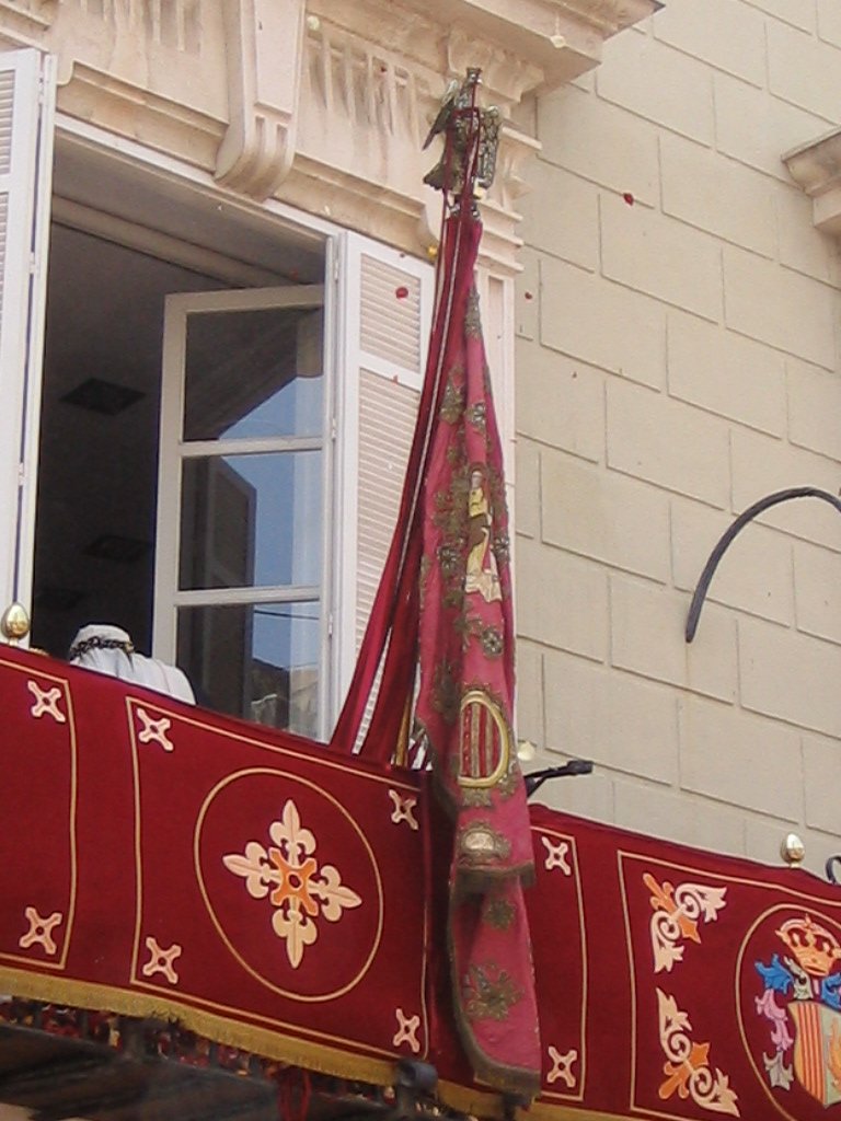 La Real y Gloriosa Enseña del Oriol de #Orihuela, una de las banderas más antiguas de España, sale cada 17 de julio. Como la valenciana, no se inclina salvo ante Dios y el Rey, siendo portada con honores por el Síndico. ¿Cuántos valencianos la conocen? 
morosycristianosorihuela.com/gloriosa-ensen…