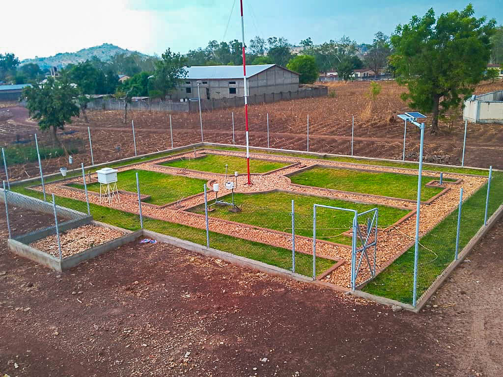 nana_ako83515's tweet image. Grâce à l’#ANAMET et au #FSRP, le #Togo dispose de nouvelles technologies satellitaires et stations #agrométéorologiques offrant des prévisions précises en temps réel. Ces informations, diffusées directement aux #agriculteurs, leur permettront d’anticiper et réduire les pertes.