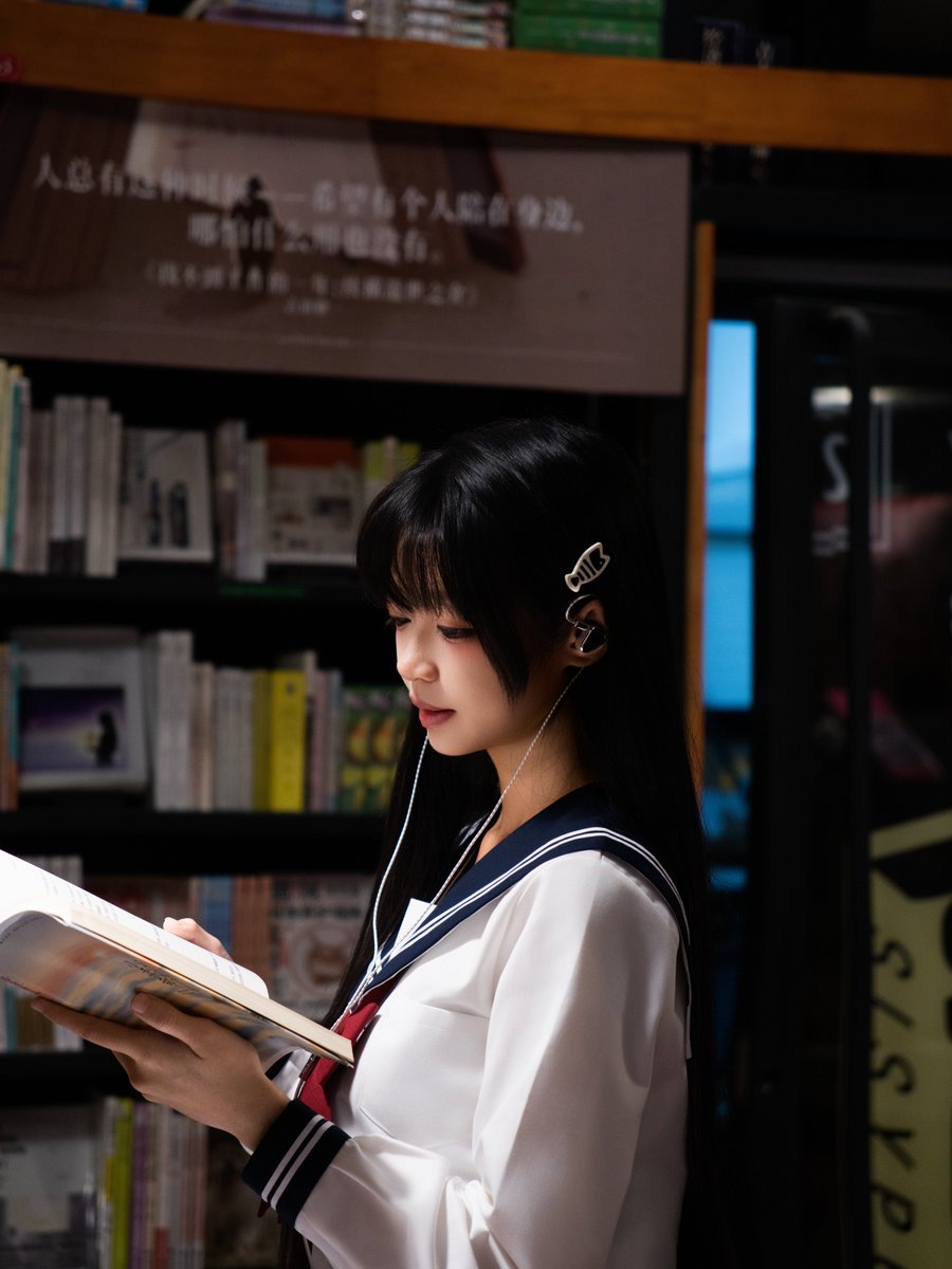 TANCHJIM_CN's tweet photo. Weekend’s here! ☕📖
Put on your FOLA and steal a quiet moment at the bookstore. 🎧

#TANCHJIM #FOLA #WeekendVibes #BookstoreDay  #HiFi #Earphones #MusicLovers #ReadingTime #CalmMoments https://t.co/X6v0irDvDL