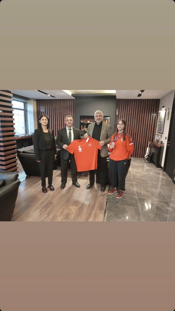 Spor Hizmetleri Genel Müdürü Sn. Prof.Dr. Veli Ozan Çakır, Sambo Gençler Milli Takım sporcumuz Ceylin Mutişi, Gençler Dünya Şampiyonası’nda elde etmiş olduğu dünya 3.lüğü ardından tebrik için makamlarında ağırladı. 
<a href="/OA_BAK/">Dr. Osman Aşkın Bak</a> 
<a href="/hamzayerlikaya/">Hamza Yerlikaya 🇹🇷</a> 
<a href="/fjuysal/">Fatih UYSAL</a> 
<a href="/gencliksporbak/">Gençlik ve Spor Bakanlığı 🇹🇷</a> 
<a href="/GSBsporgm/">Spor Hizmetleri Genel Müdürlüğü</a>