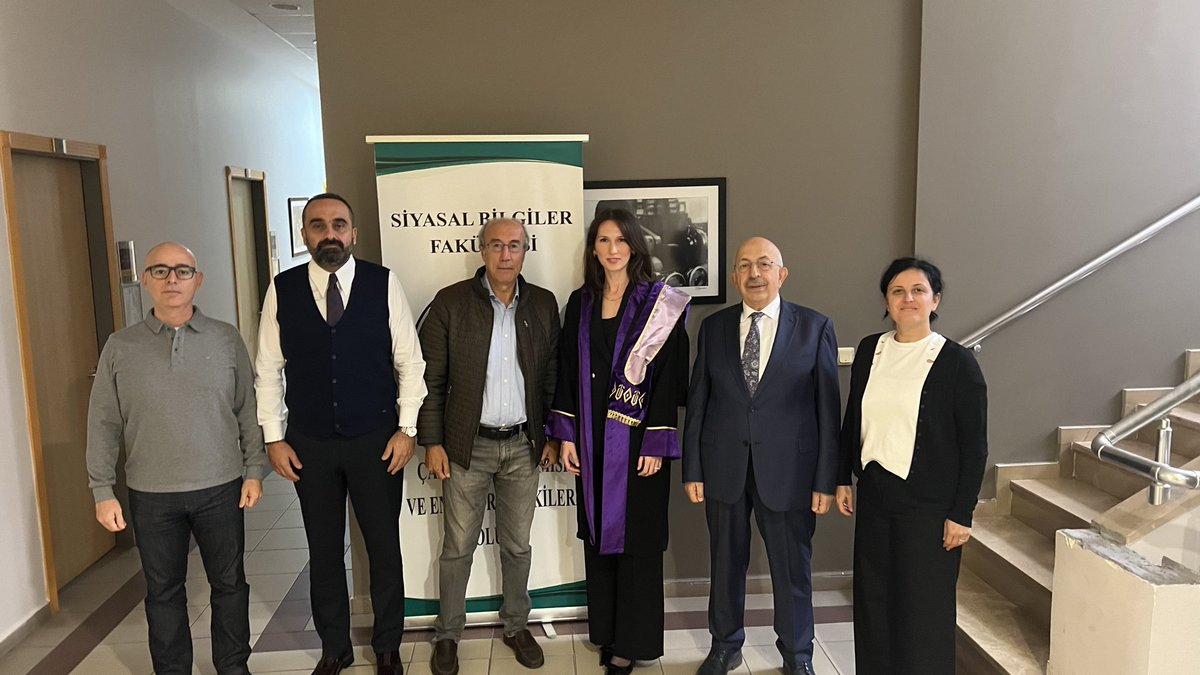 Prof. Dr. Abdulkadir Şenkal danışmanlığında Huriye Güripek tarafından kaleme alınan “İklim Değişikliği ve Sosyal Politika İlişkisi: Yeşil Sosyal Politikaya Doğru” başlıklı doktora tezi, tüm jüri üyeleri tarafından başarılı bulundu. Güripek’i tebrik eder; kariyeri boyunca