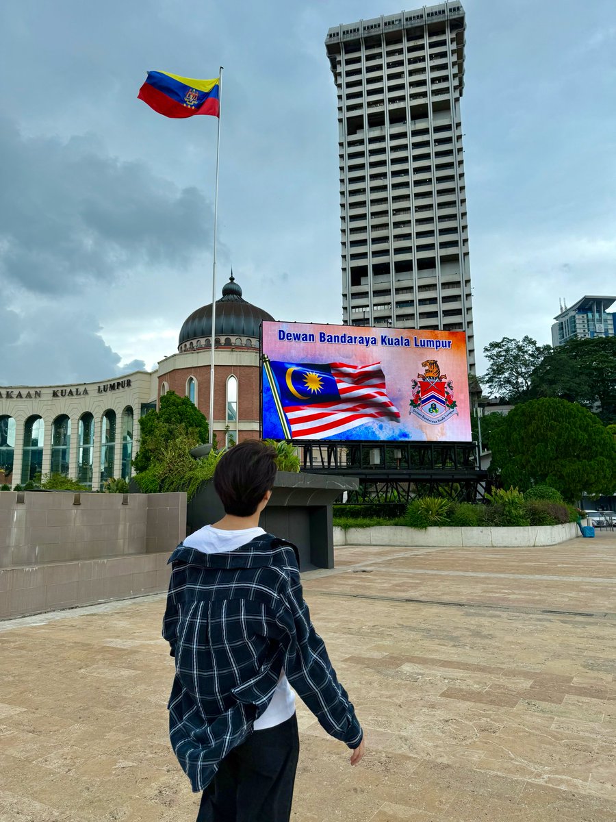 He's playing tourist here,, went to merdeka square😭😭😭😭