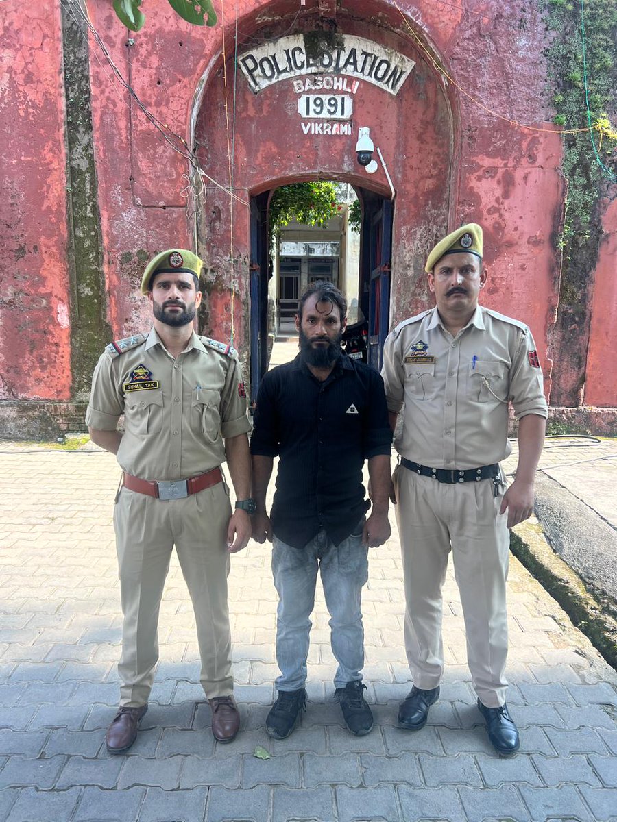 01 ABSCONDER  ARRESTED  BY POLICE TEAM OF PS BASOHLI WHO WAS EVADING ARREST SINCE 2022.
facebook.com/share/p/17DCxR…
<a href="/JmuKmrPolice/">J&K Police</a>
<a href="/ZPHQJammu/">Zonal Police Media Centre- Jammu Zone</a>
<a href="/DigJsk/">DIG JSK Range Jammu</a> 
<a href="/mohita_ips/">Mohita Sharma</a>