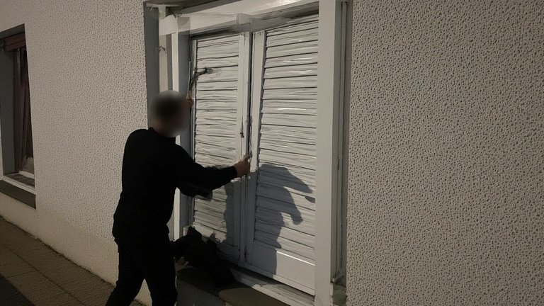 Dura lex, sed lex (@duralexsl) on Twitter photo 🔴 ⚖️ Douzens (11) - Un homme TENTE DE PÉNÉTRER DANS UNE MAISON au pied de biche. Mis en fuite par un voisin. Retrouvé avec l'attirail du parfait cambrioleur.
9 CONDAMNATIONS AU CASIER pour vol et recel.
Défense : voulait squatter, pas cambrioler.
Peine : 3 mois avec sursis. 🔴 ⚖️ Douzens (11) - Un homme TENTE DE PÉNÉTRER DANS UNE MAISON au pied de biche. Mis en fuite par un voisin. Retrouvé avec l'attirail du parfait cambrioleur.
9 CONDAMNATIONS AU CASIER pour vol et recel.
Défense : voulait squatter, pas cambrioler.
Peine : 3 mois avec sursis.