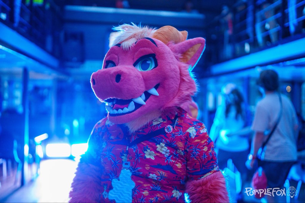 Throwback to the LFM summer boat party ⛴️☀️ 

#FursuitFriday

🪡: <a href="/ToshiTokiStudio/">🏙️ Toshi Toki 🏙️</a> 
📸: <a href="/PurpleFoxCosmo/">Myst</a>