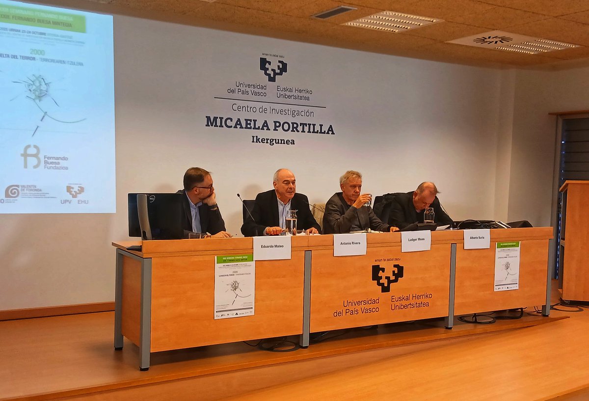 La segunda mesa de esta mañana está  formada por los historiadores Antonio Rivera, Ludger Mees y el periodista Alberto Surio. Presenta, Eduardo Mateos.