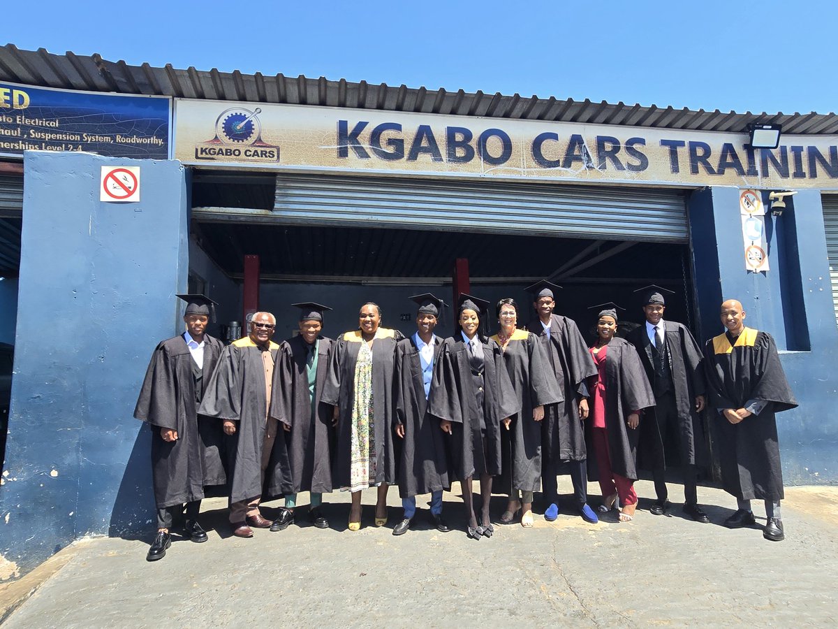 kholofeloMorodi's tweet image. Proud to stand with our newest automotive artisans at Kgabo Cars' 4th Graduation Ceremony in Soshanguve! 💚 
These skilled grads are revving up Tshwane's economy, fueling TERS, TAC, and our Ithuba Youth Programme for 50K+ opportunities. 
"Fix any engine, including your…