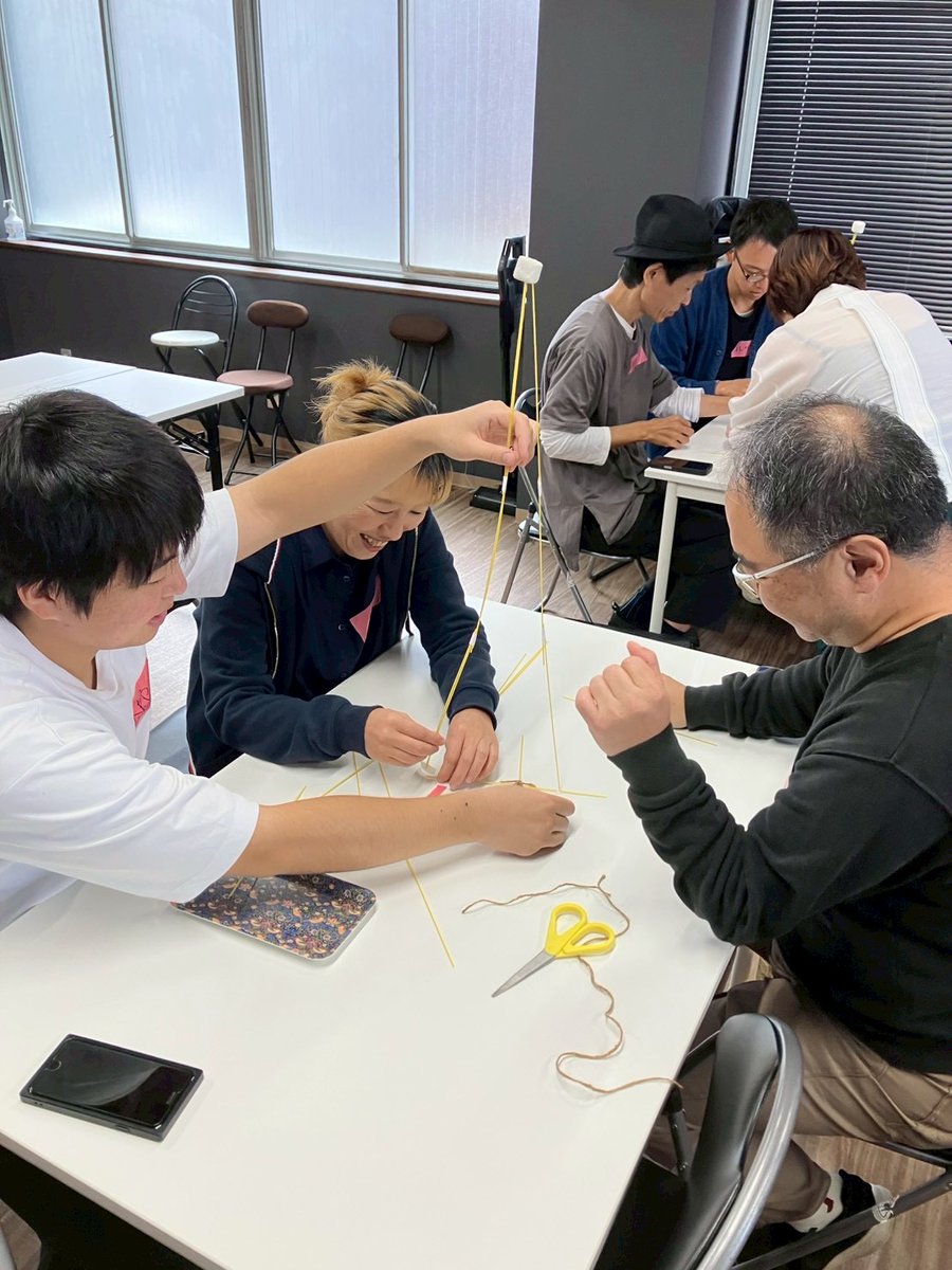 ヒット発想講座②
班対抗チームビルドゲーム！
チームで協力してマシュマロをより高い所に立てられたチームが優勝です！