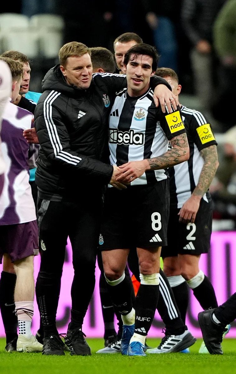⚫️⚪️🚨 إيدي هاو في المؤتمر الصحفي قبل مواجهة فولهام عن تمديد عقد ساندرو تونالي سراً خلال فترة إيقافه بسبب قضية المراهنات : " تمديد عقده كان أمراً رائعاً ، لكن الأهم هو الطريقة التي تصرف بها خلال تلك الفترة ، ساندرو سعيد جداً هنا ، فهو يشعر بحب الجميع من نادي ولاعبين وجماهير ،