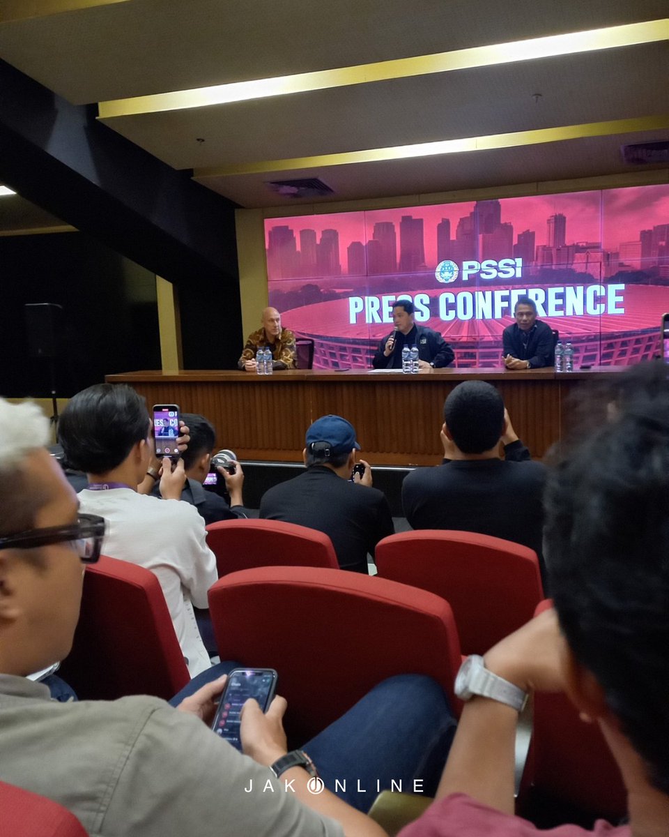 ET: "Jangan bikin hoax. Tiba-tiba Van Gaal, tiba-tiba Frank de Boer. Gak ada itu."