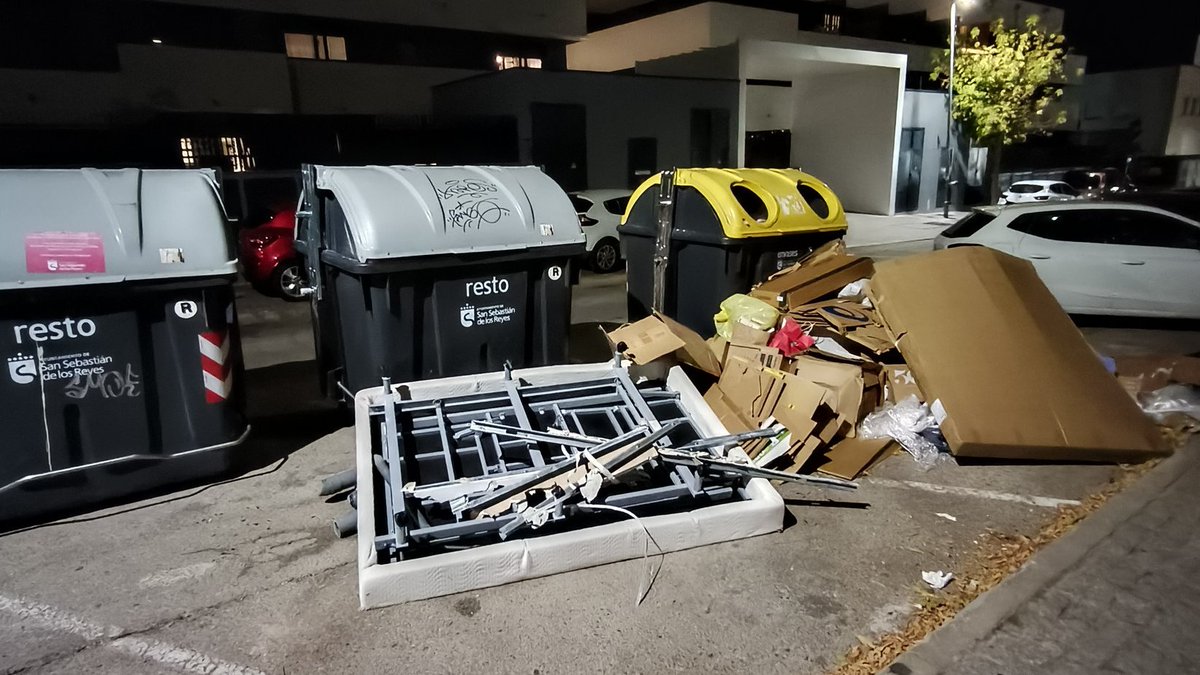 🔴⚪️ Vecinos del Polígono Industrial de Sanse denuncian «abandono» y exigen limpieza y más contenedores

➡️ La crítica vecinal se dirige al Gobierno por el "estado tercermundista" de la Calle Fuerteventura, con residuos y mobiliario abandonado

🔗diariodesanse.com/2025/10/24/vec…