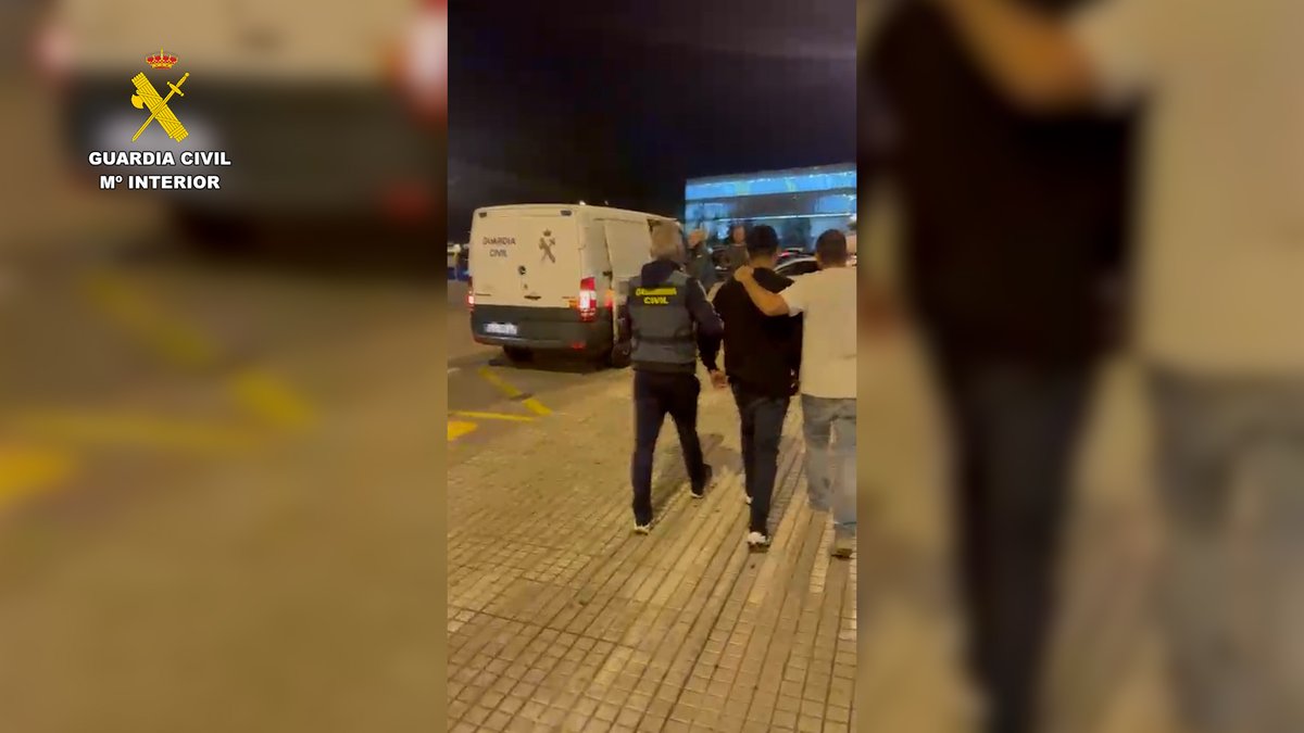 guardiacivil's tweet photo. #OperacionesGC | Detenidas 4 personas por más de 120 delitos de #sextorsión.

▶️Amenazaban a sus víctimas con difundir su actividad en páginas web de citas y encuentros sexuales entre sus familiares y amigos. 
▶️Se han realizado varios registros en la localidad cántabra de Torrelavega (Cantabria) este mes de octubre, donde han sido detenidos.

https://t.co/6NpwBKtu98