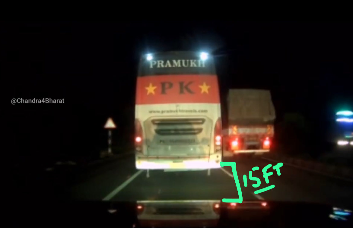motordave2's tweet image. Bengaluru - Hyderabad Highway 🚨 ⚠️

- Dash Cam Car probably at 90kmph around speed with 15-30ft gap/1-1.5sec braking distance gap.
- Bus used right indicators to change lane due to slow moving lorry ahead.
- DC car Tailgating Bus almost rear ended lorry, manage to drive ‘off the…