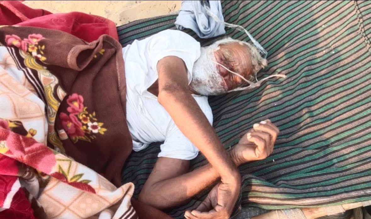 Nirmal Choudhary (@nirmlchoudhary) on Twitter photo “बेखौफ़ अपराध, खामोश प्रशासन!”
छत्तरगढ़ (बीकानेर) में धान मंडी के सामने 
70 वर्षीय श्री उमाराम मेघवाल जी की लाश मिलना…
चेहरे पर प्लास्टिक की टेप, शरीर पर अमानवीय ज़ख्म… 
यह घटना मानवता को शर्मसार करने वाली है।
क्या अब बीकानेर में एक पशुपालक अपने ही पशुओं की रखवाली करते हुए भी “बेखौफ़ अपराध, खामोश प्रशासन!”
छत्तरगढ़ (बीकानेर) में धान मंडी के सामने 
70 वर्षीय श्री उमाराम मेघवाल जी की लाश मिलना…
चेहरे पर प्लास्टिक की टेप, शरीर पर अमानवीय ज़ख्म… 
यह घटना मानवता को शर्मसार करने वाली है।
क्या अब बीकानेर में एक पशुपालक अपने ही पशुओं की रखवाली करते हुए भी
