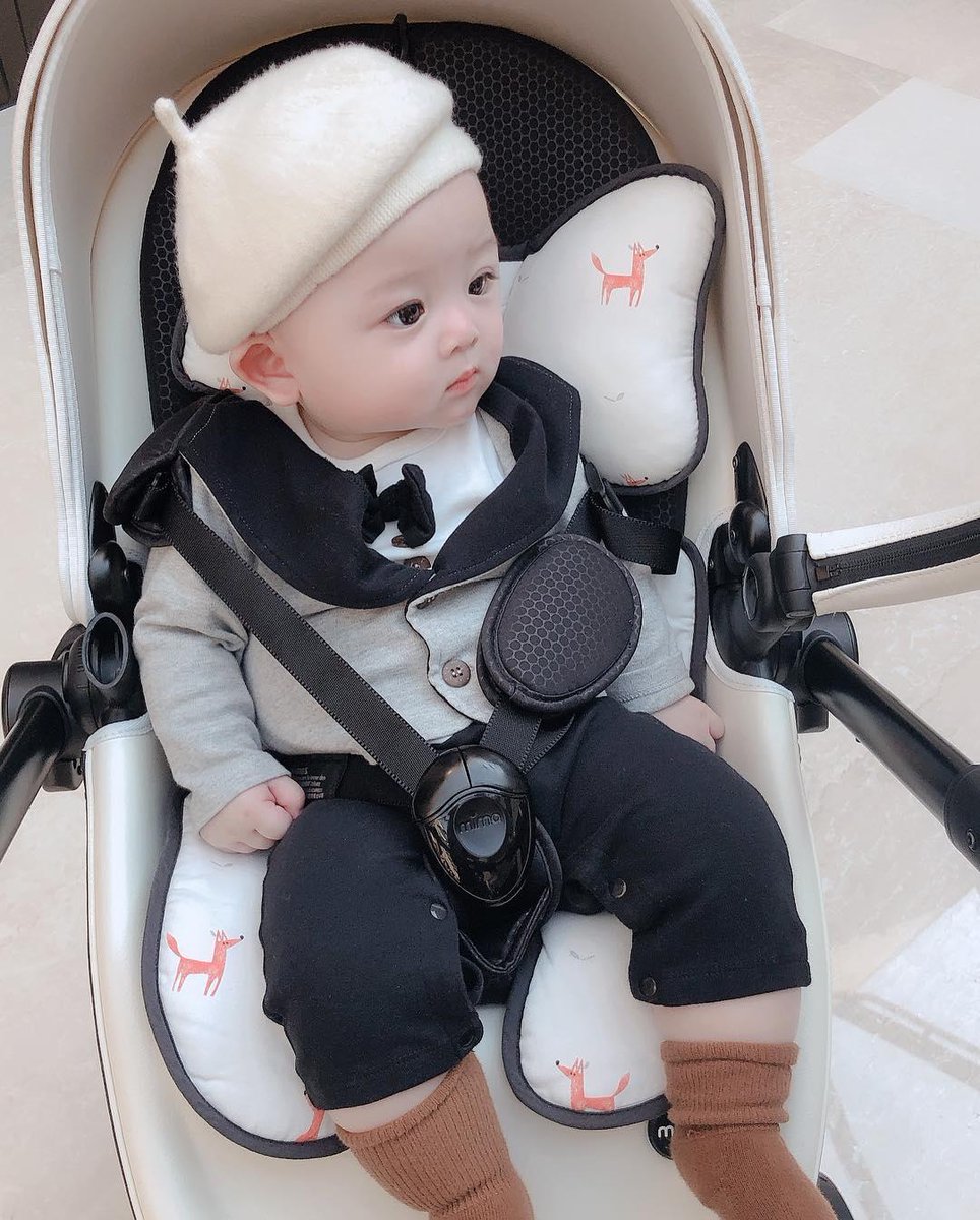 Family time ceunah. Soalnya si dimsum cemberut mulu kaya mamanya 

( — <a href="/jaeyunsv/">Jake</a> )