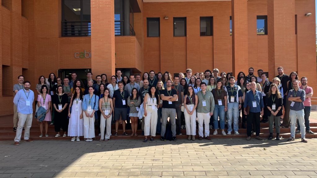 🧬 El 17 de octubre, los investigadores del IBFG 🧫 Pedro San Segundo y <a href="/Cris_Vieitez/">Cristina Viéitez (@crisvieitez.bsky.social)</a> participaron en el Conexión Genoma Workshop celebrado en <a href="/cabimer/">Cabimer</a> (Sevilla)🌆.

🎤Durante la jornada, Cristina presentó su trabajo titulado:

✨“Cracking the histone code in S. cerevisiae”🧠