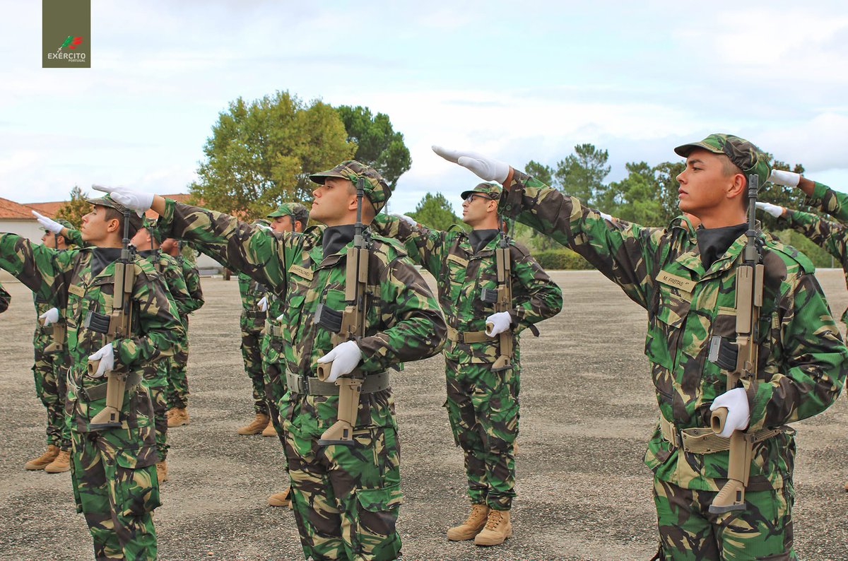 Há momentos que ficam para sempre gravados na memória. O Juramento de Bandeira é um deles — o instante em que cada Soldado, perante o Estandarte Nacional, jura defender a Pátria, mesmo com o sacrifício da própria vida.

#ExércitoPortuguês